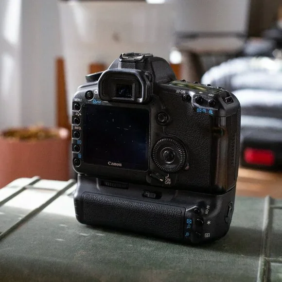 Canon 5D Mark ii Body with BG-E6 Battery Grip - Picture 2 of 4